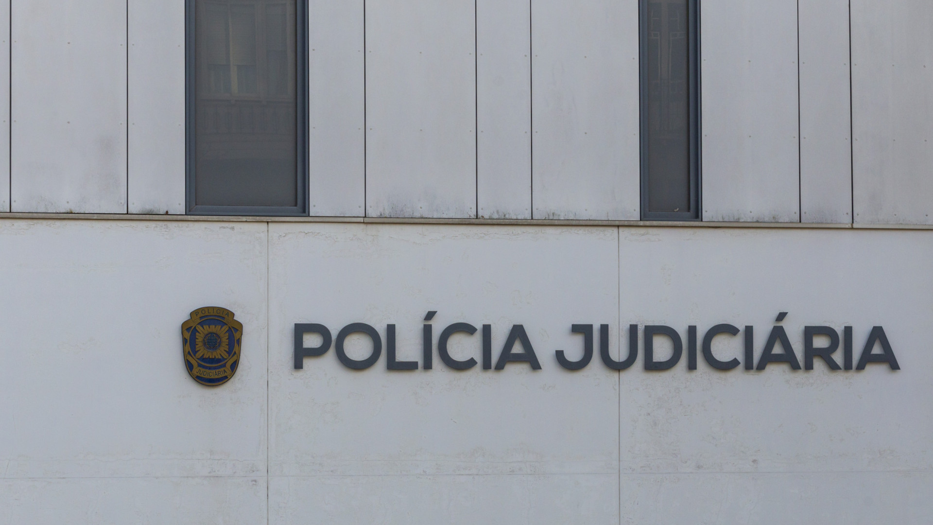 Arrestato per violenza e abuso di bambini. Le vittime sono la moglie e la figliastra.