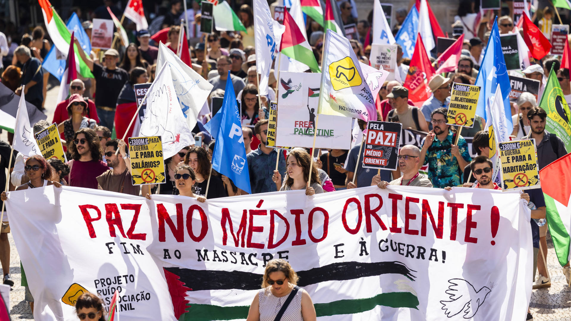 Centinaia di persone hanno manifestato a Lisbona per la pace a Gaza.