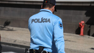 Donna ruba orecchini da gioielleria a Leiria e paga multa di 650 euro