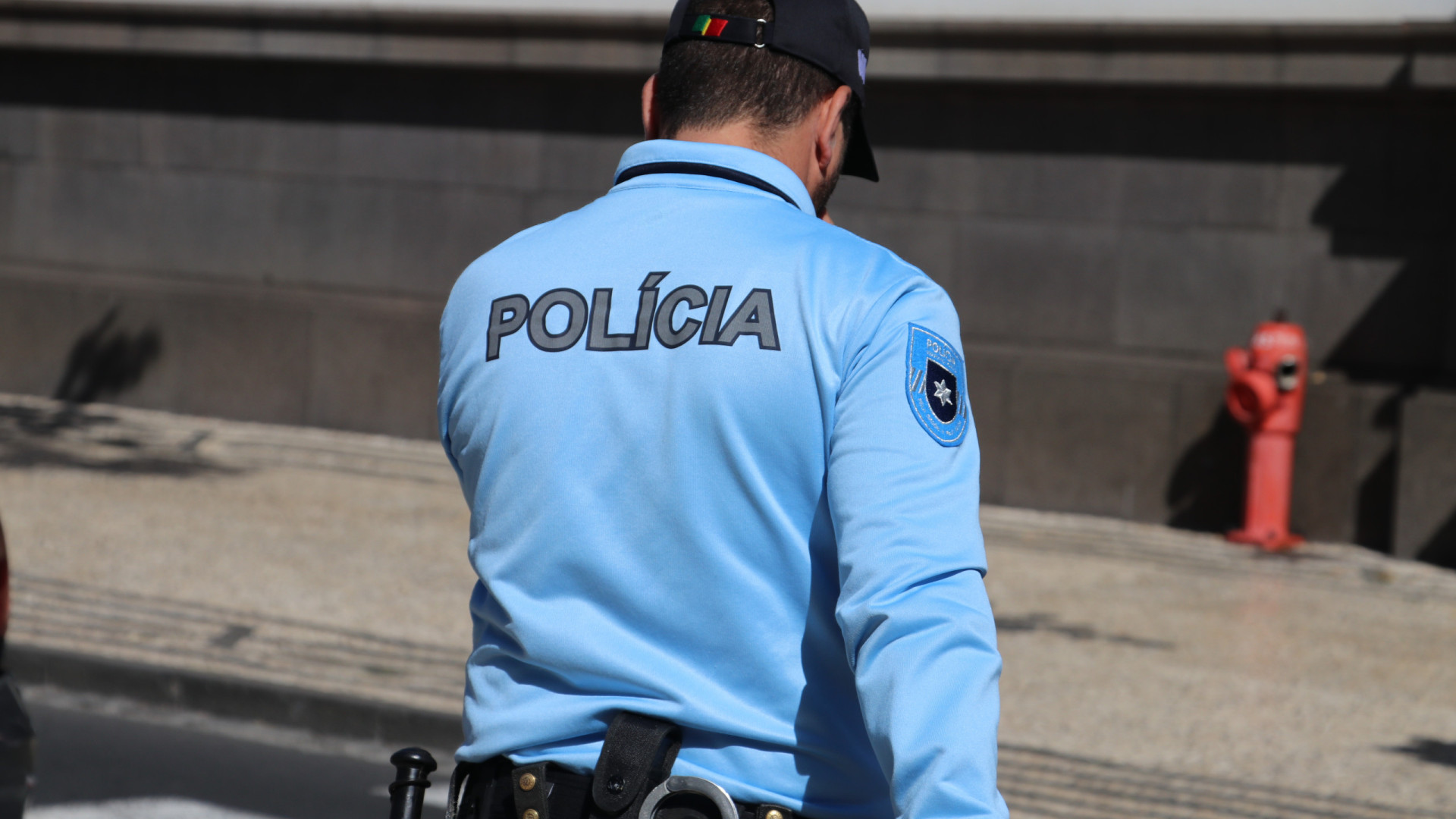 Donna ruba orecchini da gioielleria a Leiria e paga multa di 650 euro