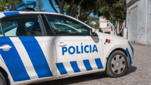 Due agenti della PSP arrestati nelle perquisizioni alle stazioni di polizia per sospetti di tortura.