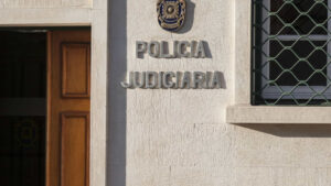 Fuggitivo arrestato dalla PJ in Algarve. Stava scontando una pena in Spagna e è scappato.