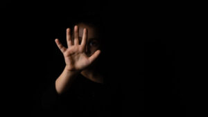 Giovane arrestato per aver adescato minore a inviargli "video a sfondo sessuale".