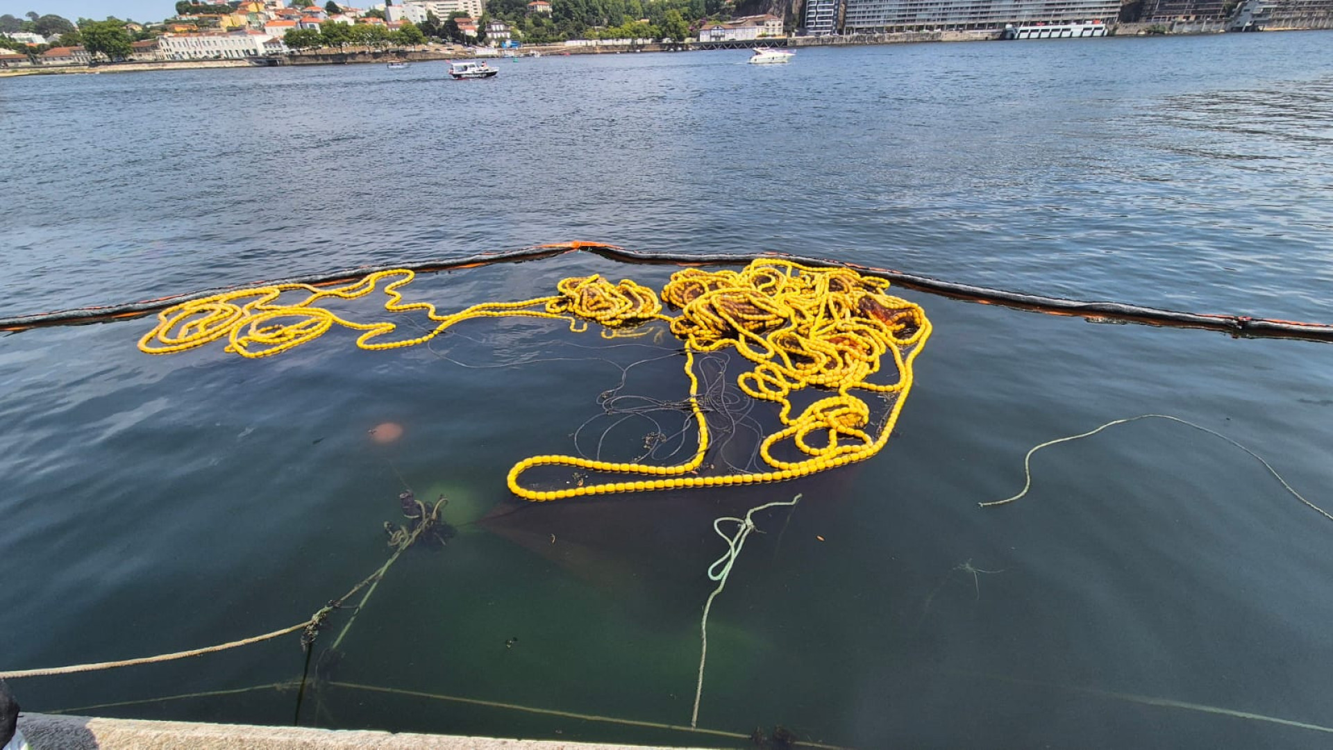 Imbarcazione da pesca affonda al molo della Afurada a Vila Nova de Gaia