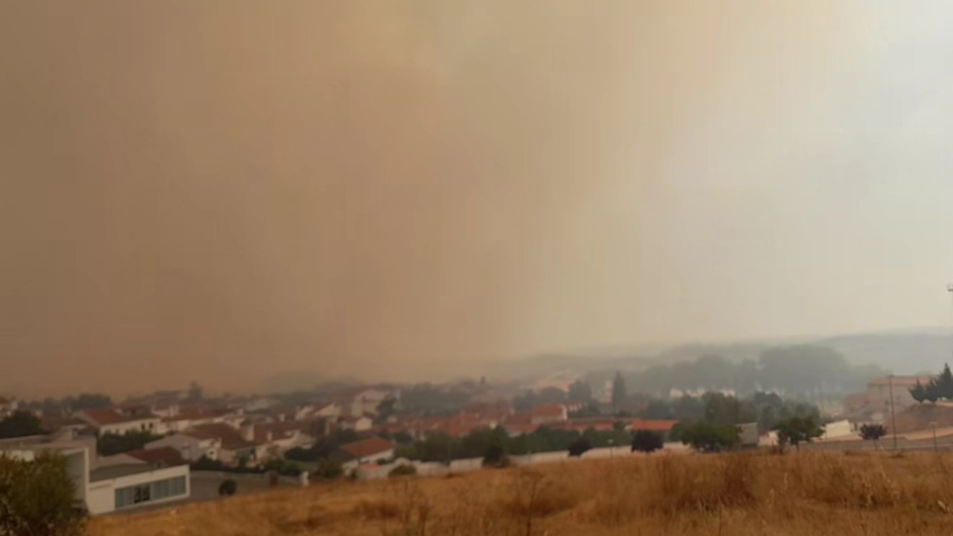 Incendio ad Alandroal con tre fronti e rinforzo dei mezzi per la notte