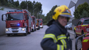 Incendio che ha colpito una fabbrica di rottami a Gaia in fase di bonifica.