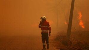 Incendio in discarica circoscritto ma i residenti devono mantenere precauzione.