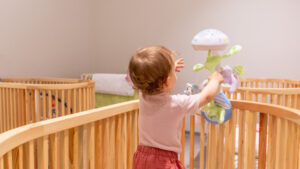 Inquietante. Telecamera nascosta riprende assistenti dell'asilo mentre aggrediscono bambini.
