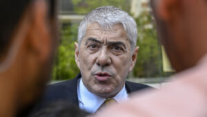 José Sócrates si esalta. "Smetti di urlare! Al MP basta insultare"