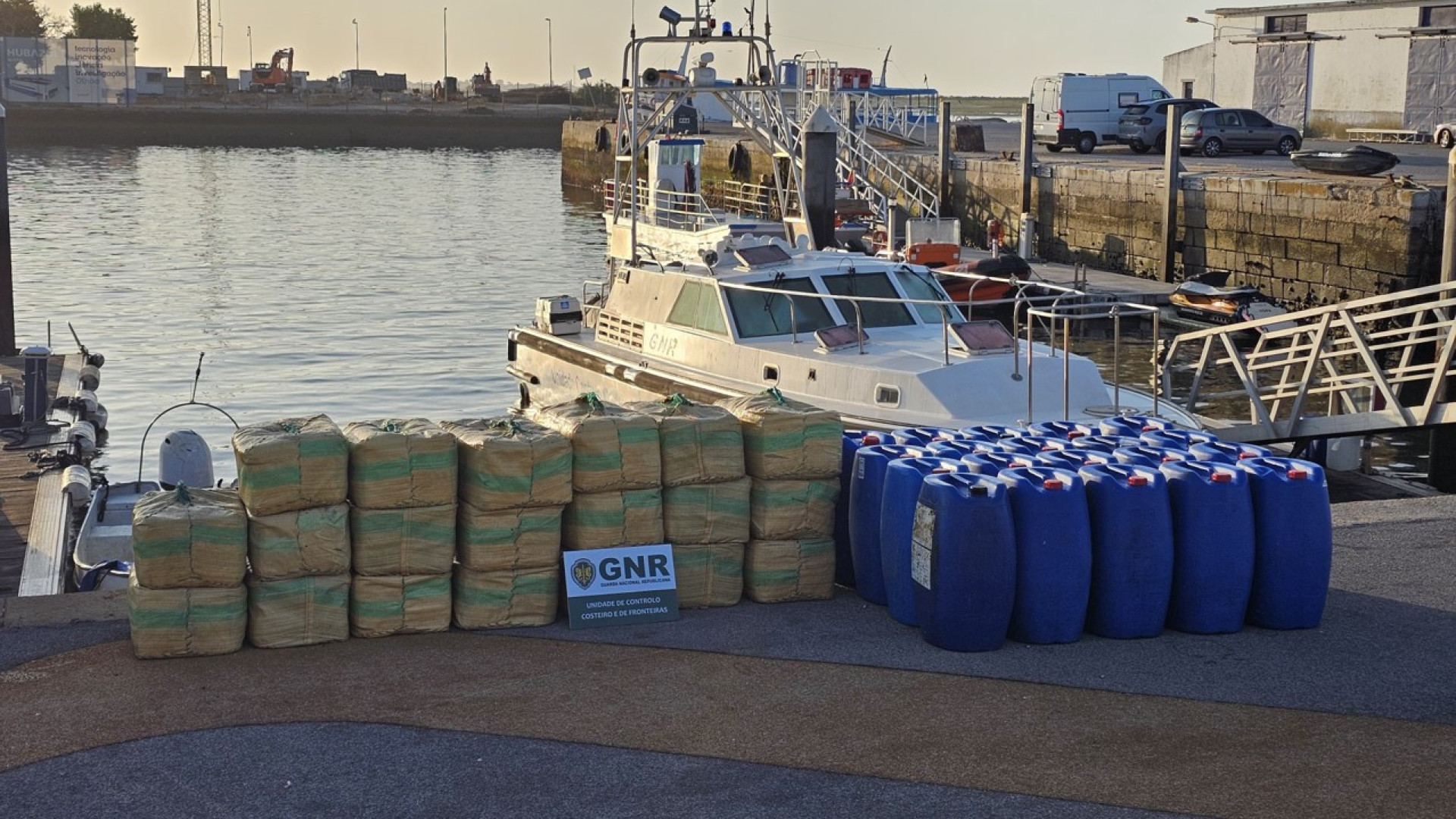 La GNR sequestra 1.500 chili di hashish e un'imbarcazione nella Ria Formosa.