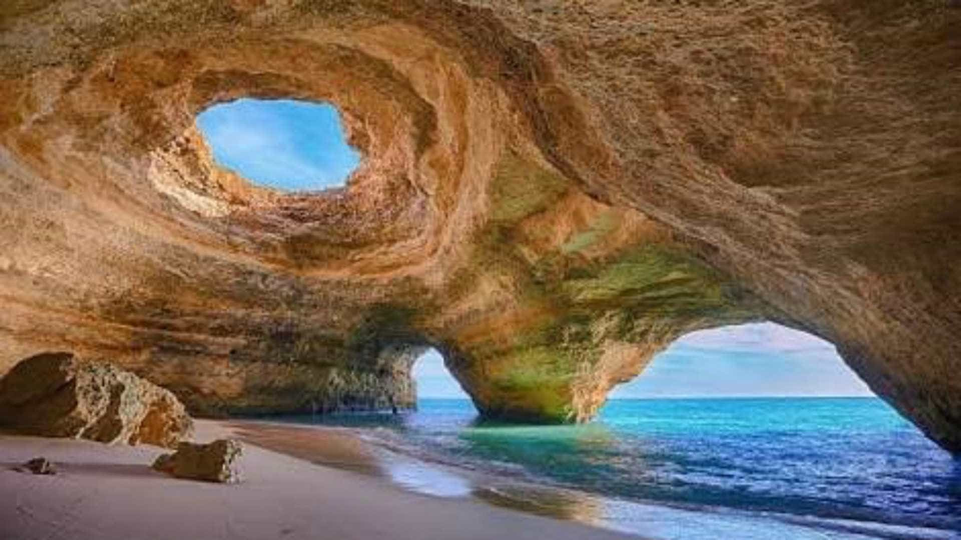 Le autorità avvisano che è vietato nuotare vicino alle grotte di Benagil.