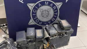 Mergulhatori rimuovono 32 kg di droga dalla spiaggia a Tavira. Era a 3 metri.