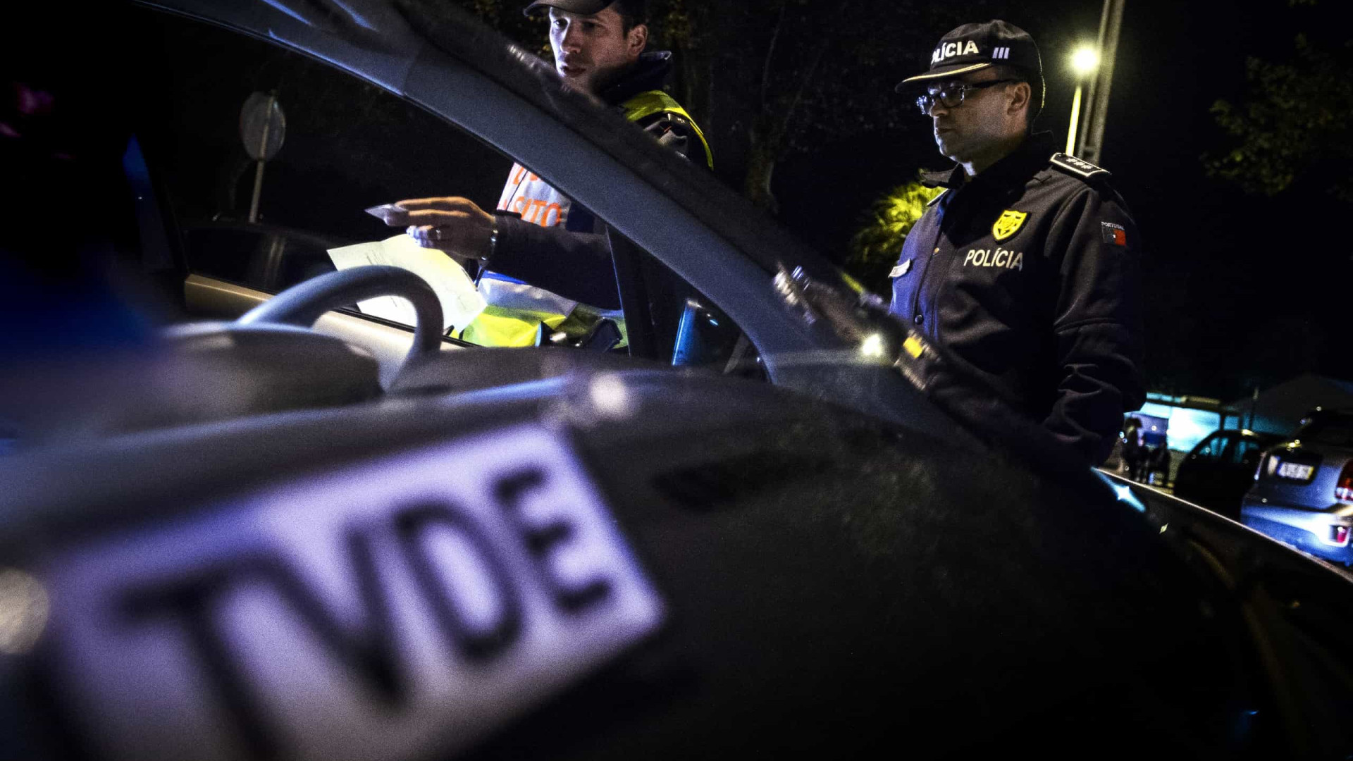 Pai de cliente espulso da TVDE insegue conducente e lo minaccia con un'ascia.
