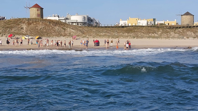 Uomo e donna soccorsi dal mare su una spiaggia non sorvegliata a Viana do Castelo