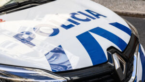 PSP detiene un uomo di 39 anni per violenza domestica (e sequestra armi)