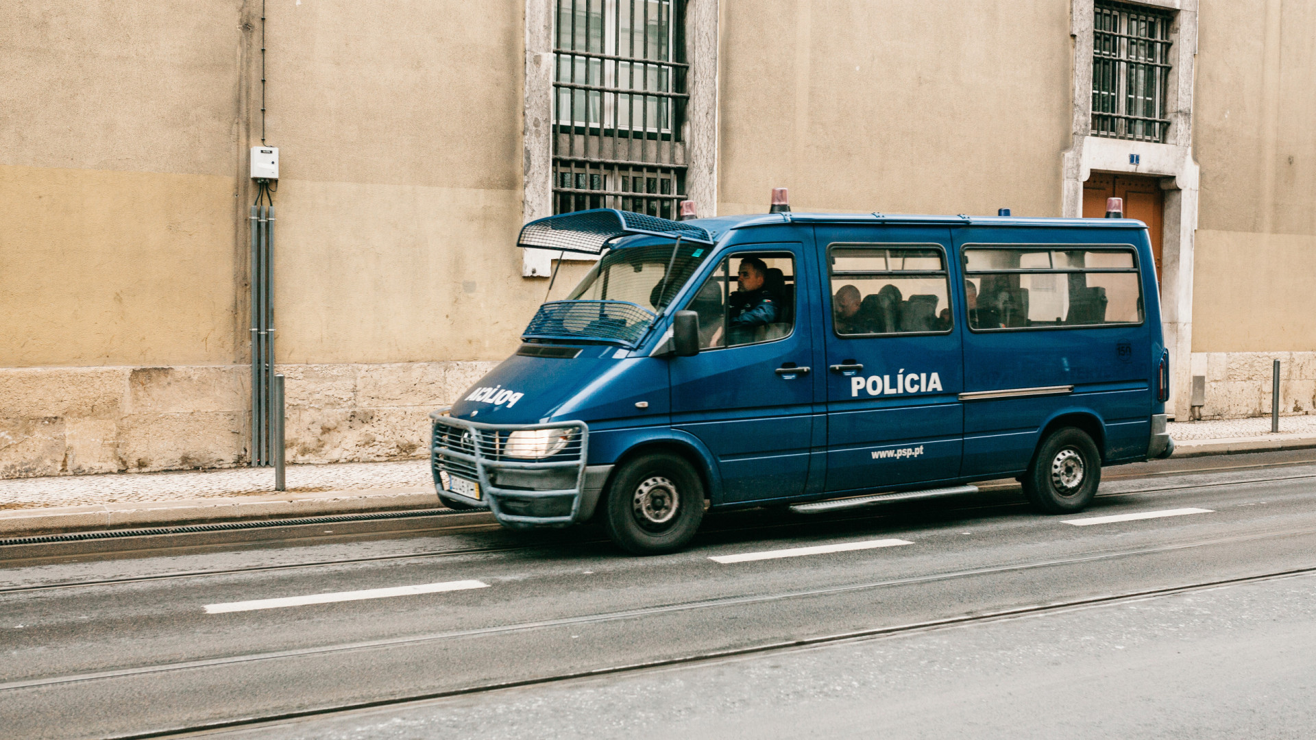 Quattro arrestati per sfruttamento della prostituzione. Sequestrati 100.000€ e auto di lusso.
