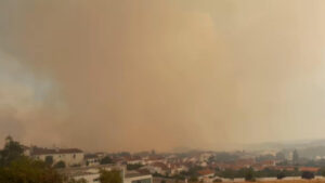 Situazione molto difficile ad Alandroal. Le immagini mostrano la forza delle fiamme.