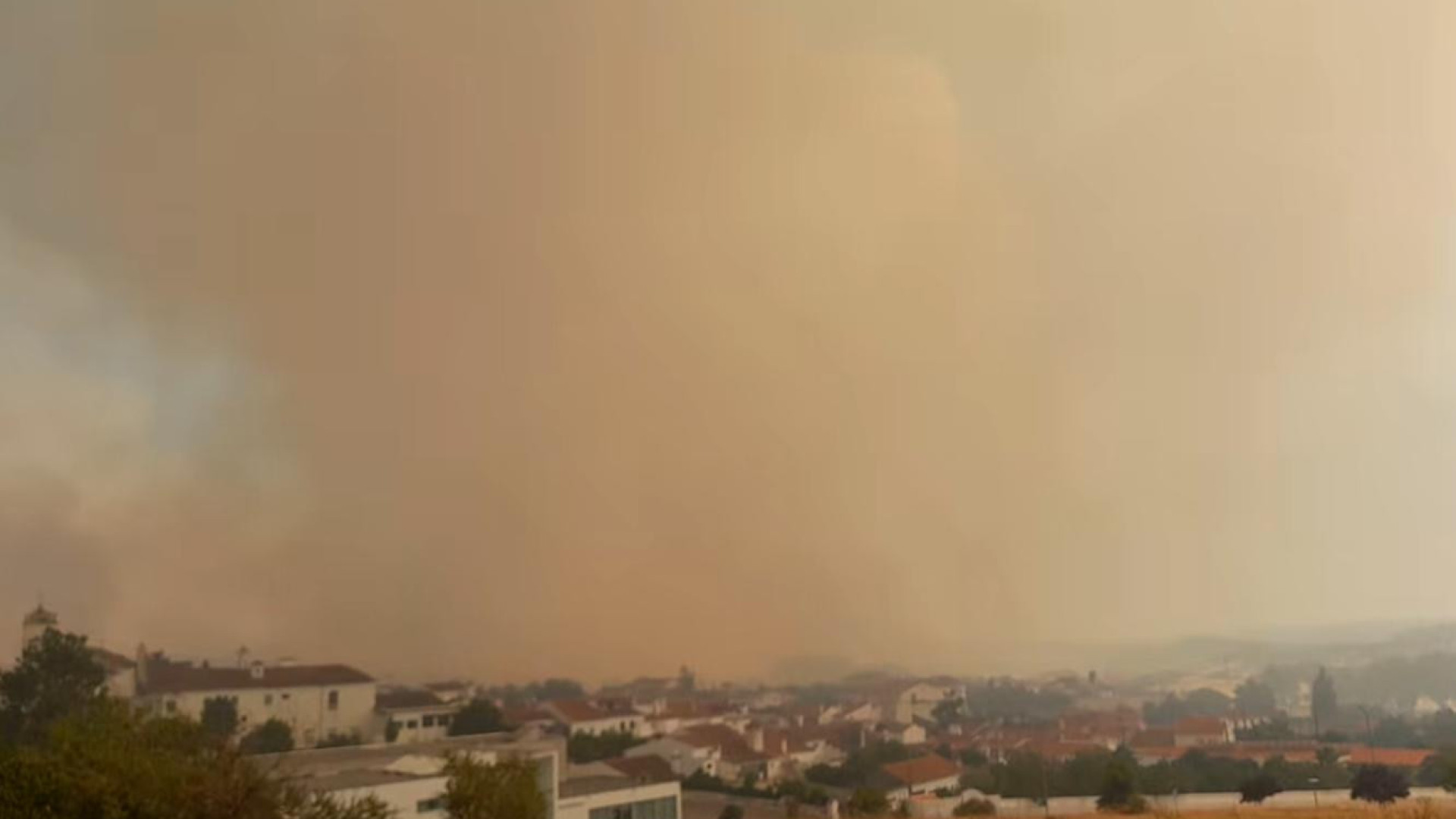 Situazione molto difficile ad Alandroal. Le immagini mostrano la forza delle fiamme.