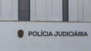 Straniero arrestato per abuso di adolescente durante un'uscita notturna a Lisbona.
