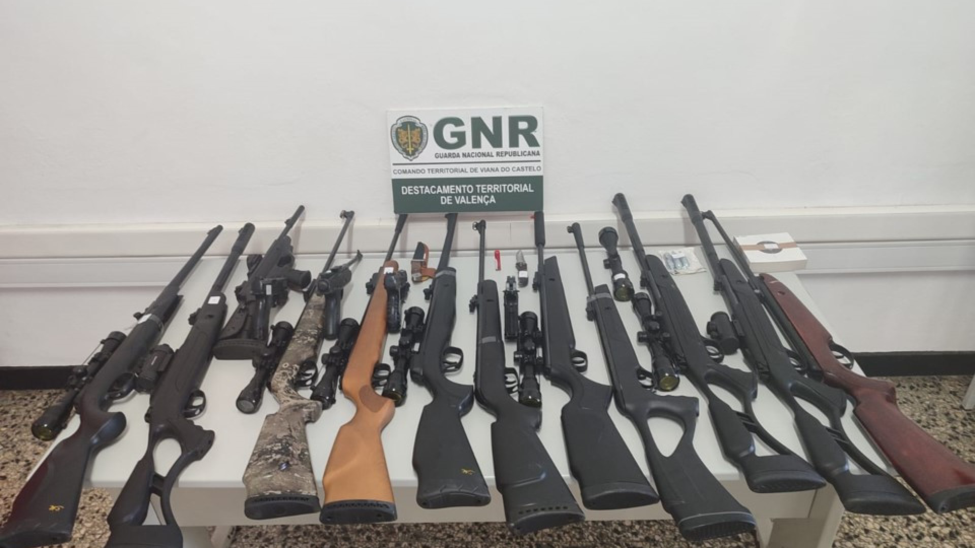 Uomo costituito imputato dalla GNR. Aveva in suo possesso 18 armi illegali.