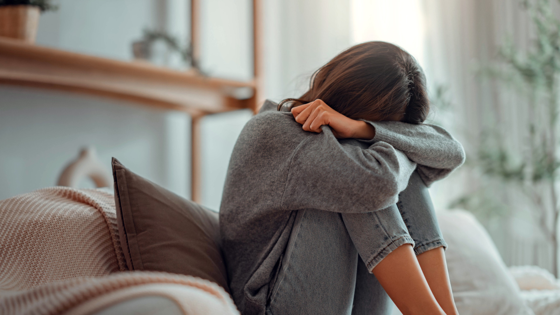 Uomo sospettato di abusare di figlia e nipote della compagna per anni.